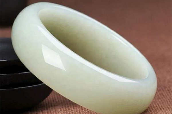 白玉手鐲會(huì)留劃痕嗎 白玉手鐲佩戴注意事項(xiàng) 白玉手鐲會(huì)留劃痕嗎 白玉手鐲佩戴注意事項(xiàng)