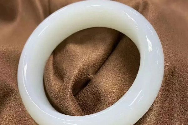 白玉手鐲戴著變黃什么原因 白玉手鐲怎么保養(yǎng) 白玉手鐲戴著變黃什么原因 白玉手鐲怎么保養(yǎng)