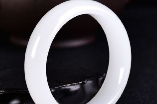 白玉手鐲里面有棉絮是真的嗎 白玉手鐲棉絮多好嗎 白玉手鐲里面有棉絮是真的嗎 白玉手鐲棉絮多好嗎