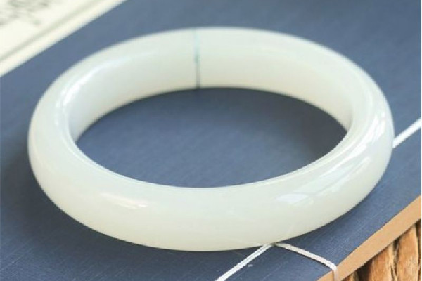 白玉手鐲有水線是什么料 白玉手鐲水線怎么看 白玉手鐲有水線是什么料 白玉手鐲水線怎么看