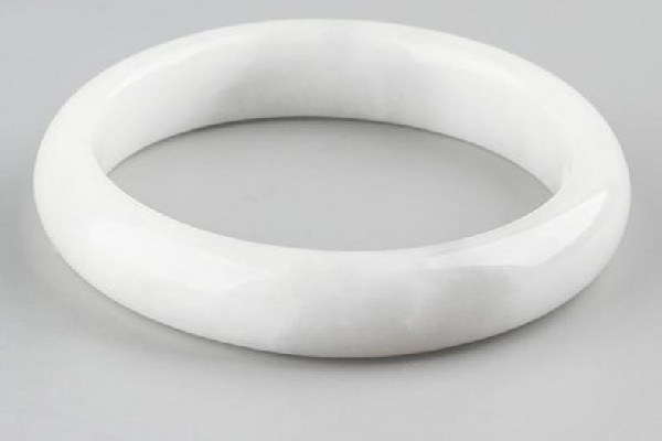 白玉手鐲有黑點(diǎn)什么問題 白玉手鐲有黑點(diǎn)是不是很便宜 白玉手鐲有黑點(diǎn)什么問題 白玉手鐲有黑點(diǎn)是不是很便宜