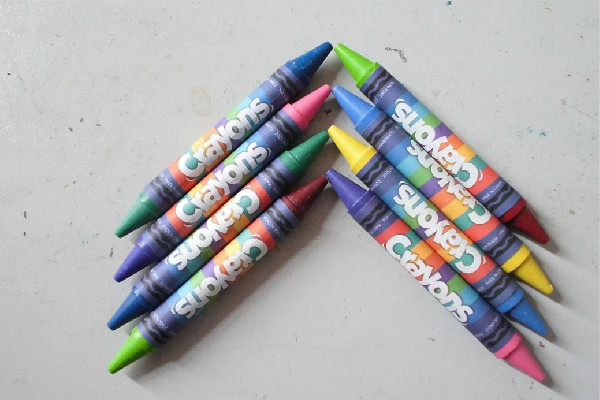 蠟筆要用什么紙畫(huà)出來(lái)好看看 蠟筆可以畫(huà)在黑板上嗎 蠟筆要用什么紙畫(huà)出來(lái)好看看 蠟筆可以畫(huà)在黑板上嗎