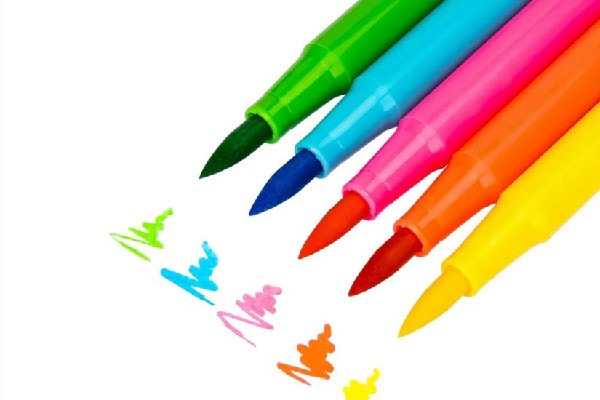 水彩筆弄到桌子上怎么去掉 水彩筆用什么能洗掉 水彩筆弄到桌子上怎么去掉 水彩筆用什么能洗掉