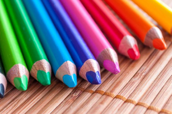 蠟筆要用什么紙畫(huà)出來(lái)好看看 蠟筆可以畫(huà)在黑板上嗎 蠟筆要用什么紙畫(huà)出來(lái)好看看 蠟筆可以畫(huà)在黑板上嗎