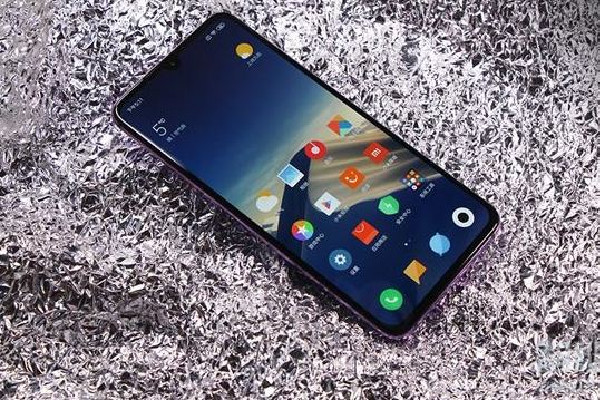 女子手機(jī)放枕邊突然冒煙自燃 手機(jī)自燃的可能性大嗎