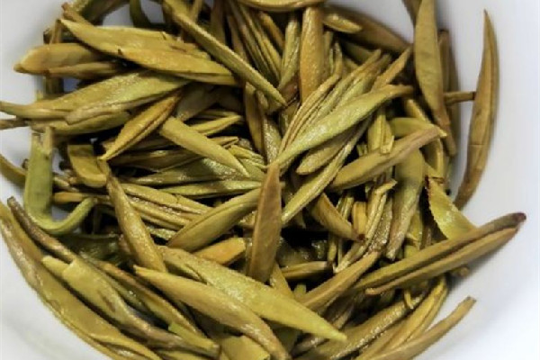 白毫銀針買茶餅好還是散裝茶好 白毫銀針怎么分辨好壞 白毫銀針買茶餅好還是散裝茶好 白毫銀針怎么分辨好壞
