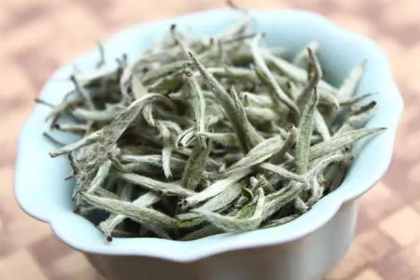 白毫銀針買茶餅好還是散裝茶好 白毫銀針怎么分辨好壞 白毫銀針買茶餅好還是散裝茶好 白毫銀針怎么分辨好壞