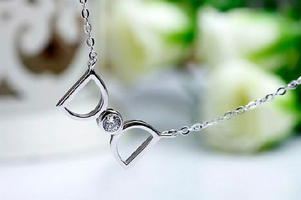 925銀有殺菌的作用嗎 925銀可以養(yǎng)耳洞嗎 925銀有殺菌的作用嗎 925銀可以養(yǎng)耳洞嗎