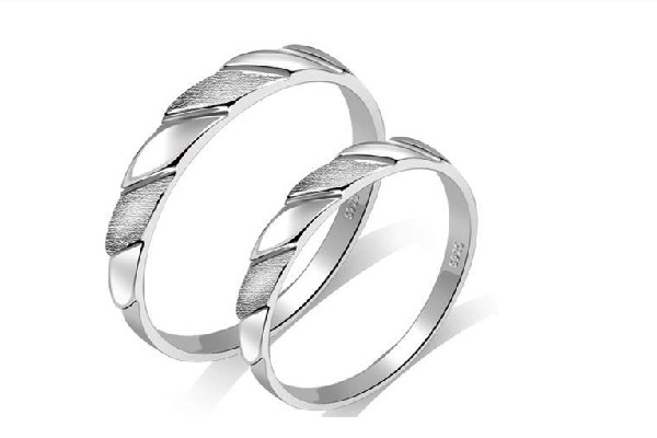 925銀有殺菌的作用嗎 925銀可以養(yǎng)耳洞嗎 925銀有殺菌的作用嗎 925銀可以養(yǎng)耳洞嗎