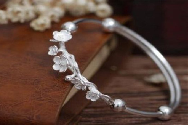 925銀用火燒可以驗(yàn)真假嗎 925銀怎么看真假 925銀用火燒可以驗(yàn)真假嗎 925銀怎么看真假