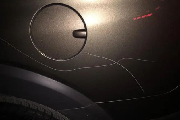 40歲男子報(bào)復(fù)10歲小孩連劃7車(chē) 劃車(chē)屬于什么違法行為 40歲男子報(bào)復(fù)10歲小孩連劃7車(chē) 劃車(chē)屬于什么違法行為