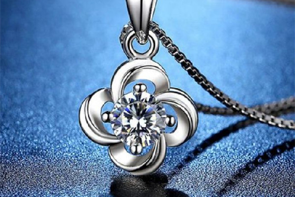 8歲女孩情人節(jié)收到鉑金鉆石項(xiàng)鏈 鉑金項(xiàng)鏈有什么標(biāo)志 8歲女孩情人節(jié)收到鉑金鉆石項(xiàng)鏈 鉑金項(xiàng)鏈有什么標(biāo)志