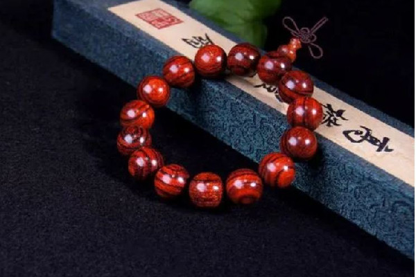 小葉紫檀手串怎么盤玩 小葉紫檀手串盤多久可以戴 小葉紫檀手串怎么盤玩 小葉紫檀手串盤多久可以戴