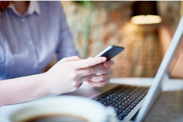 9歲女孩沉迷手機(jī)頸椎老如50歲 玩手機(jī)對(duì)眼睛傷害有多大