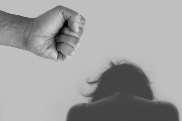 男子地鐵口揮拳重擊抱娃女子 家暴為什么會越來越嚴重 男子地鐵口揮拳重擊抱娃女子 家暴為什么會越來越嚴重