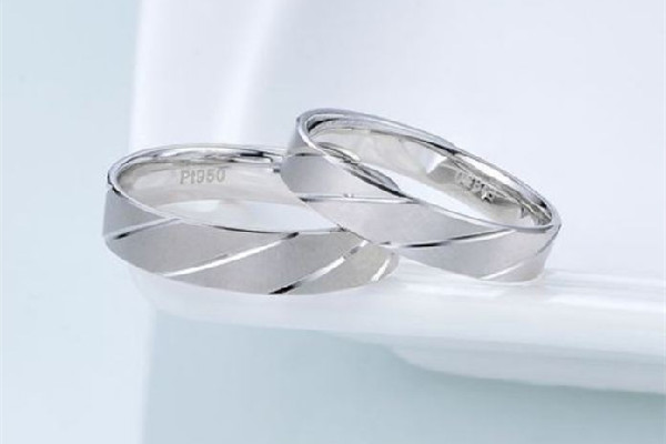 白金戒指會(huì)越戴越亮嗎 白金戒指為什么會(huì)變黑 白金戒指會(huì)越戴越亮嗎 白金戒指為什么會(huì)變黑
