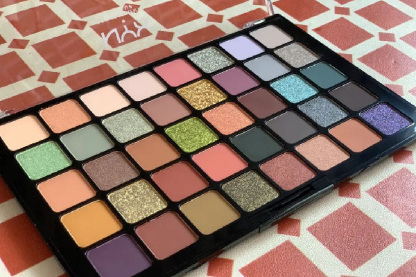 眼影是用手畫好還是用刷子畫好 眼影用手怎么涂 眼影是用手畫好還是用刷子畫好 眼影用手怎么涂