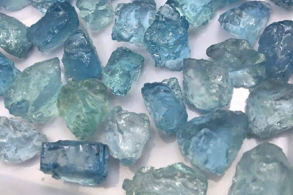 海藍(lán)寶石值錢嗎 海藍(lán)寶石多少錢一克拉 海藍(lán)寶石值錢嗎 海藍(lán)寶石多少錢一克拉