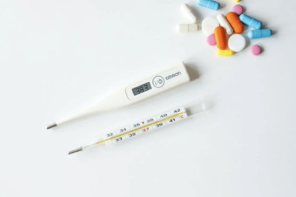 男子高燒近41度體溫計貼臉狂飆 高燒40度怎么物理降溫