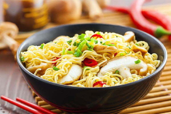 農(nóng)民工大哥火車上用盆炫10袋泡面 泡面一般泡幾分鐘最好 農(nóng)民工大哥火車上用盆炫10袋泡面 泡面一般泡幾分鐘最好