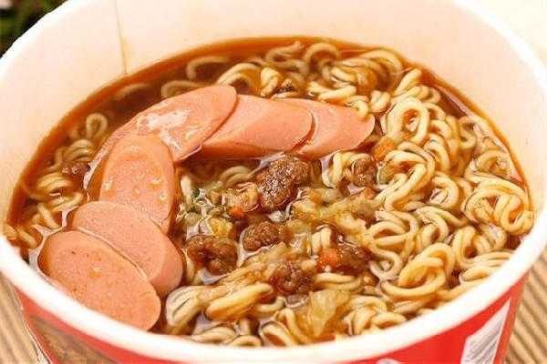 農(nóng)民工大哥火車上用盆炫10袋泡面 泡面一般泡幾分鐘最好