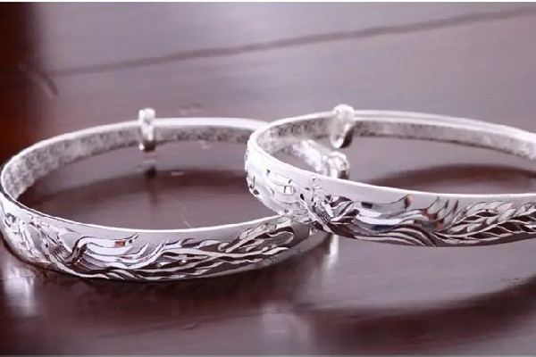 銀手鐲的鋼印是什么 銀手鐲是按克買還是一口價 銀手鐲的鋼印是什么 銀手鐲是按克買還是一口價