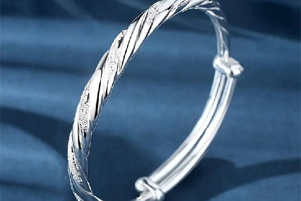 銀手鐲變形了怎么能變圓 銀手鐲變形了可以去店里恢復嗎 銀手鐲變形了怎么能變圓 銀手鐲變形了可以去店里恢復嗎