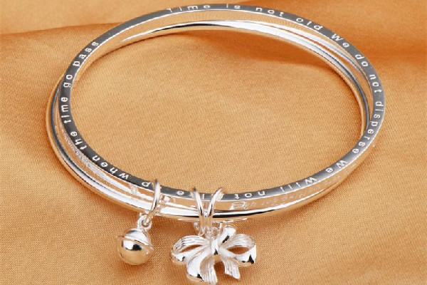 銀手鐲有劃痕正常嗎 銀手鐲有劃痕可以自己修復嗎 銀手鐲有劃痕正常嗎 銀手鐲有劃痕可以自己修復嗎