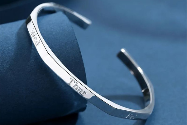 銀手鐲怎么辨別真假 銀手鐲會(huì)斷嗎 銀手鐲怎么辨別真假 銀手鐲會(huì)斷嗎