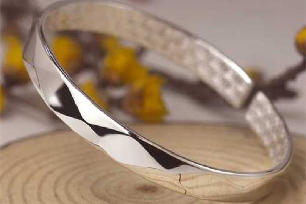 銀手鐲變形了怎么能變圓 銀手鐲變形了可以去店里恢復嗎 銀手鐲變形了怎么能變圓 銀手鐲變形了可以去店里恢復嗎