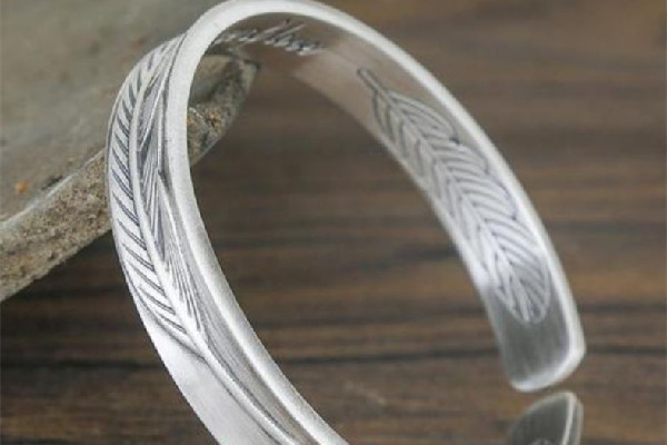 銀手鐲的鋼印是什么 銀手鐲是按克買還是一口價 銀手鐲的鋼印是什么 銀手鐲是按克買還是一口價