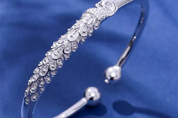 銀手鐲有劃痕正常嗎 銀手鐲有劃痕可以自己修復嗎 銀手鐲有劃痕正常嗎 銀手鐲有劃痕可以自己修復嗎