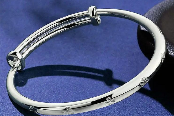 銀手鐲怎么保存不變黑 銀手鐲放久了發(fā)黑是什么原因 銀手鐲怎么保存不變黑 銀手鐲放久了發(fā)黑是什么原因