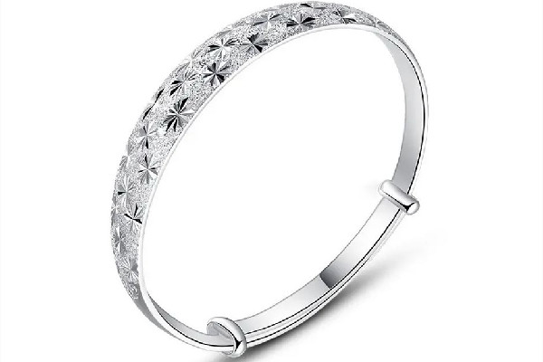 銀手鐲的戴法和講究 銀手鐲適合什么人戴 銀手鐲的戴法和講究 銀手鐲適合什么人戴