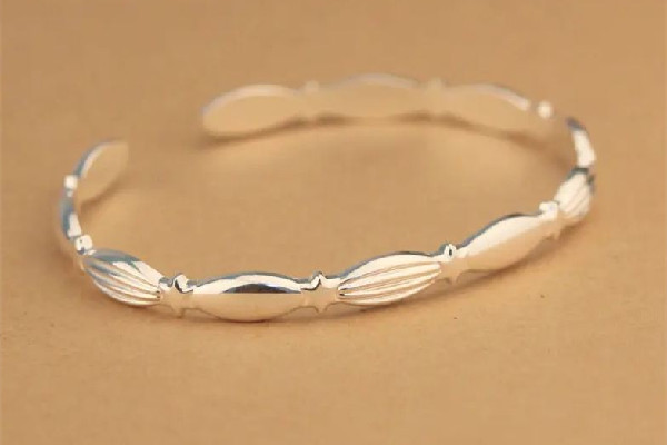 銀手鐲會(huì)越戴越亮嗎 銀手鐲戴時(shí)間久了會(huì)怎樣 銀手鐲會(huì)越戴越亮嗎 銀手鐲戴時(shí)間久了會(huì)怎樣