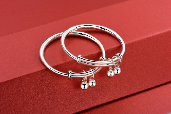 銀手鐲是開(kāi)口的好還是不開(kāi)口的好 銀手鐲買(mǎi)什么純度的好 銀手鐲是開(kāi)口的好還是不開(kāi)口的好 銀手鐲買(mǎi)什么純度的好