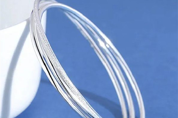 銀手鐲有什么功效和作用 銀手鐲去濕氣體內(nèi)寒氣嗎 銀手鐲有什么功效和作用 銀手鐲去濕氣體內(nèi)寒氣嗎