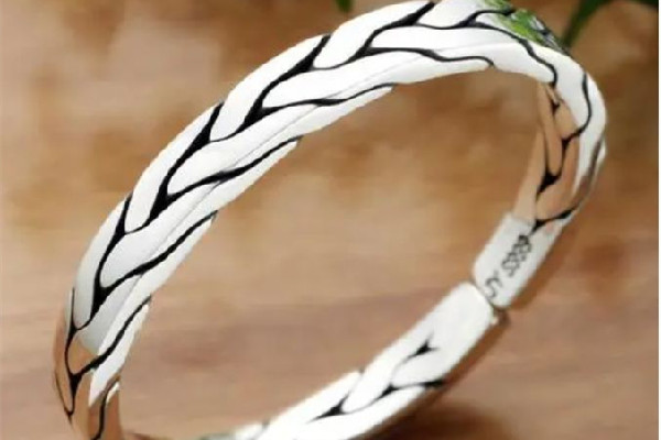 銀手鐲的戴法和講究 銀手鐲適合什么人戴 銀手鐲的戴法和講究 銀手鐲適合什么人戴