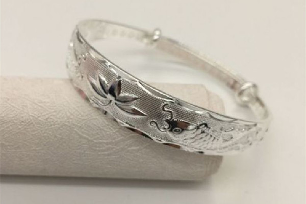 銀手鐲怎么辨別真假 銀手鐲會(huì)斷嗎 銀手鐲怎么辨別真假 銀手鐲會(huì)斷嗎