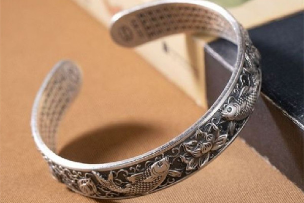 銀手鐲是開(kāi)口的好還是不開(kāi)口的好 銀手鐲買(mǎi)什么純度的好 銀手鐲是開(kāi)口的好還是不開(kāi)口的好 銀手鐲買(mǎi)什么純度的好