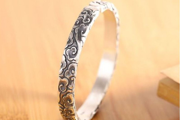 銀手鐲怎么辨別真假 銀手鐲會(huì)斷嗎 銀手鐲怎么辨別真假 銀手鐲會(huì)斷嗎