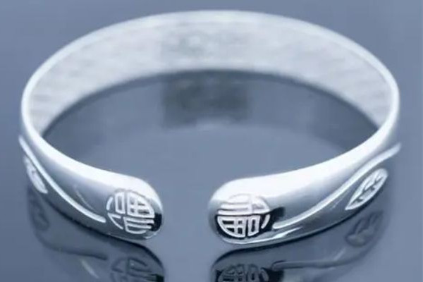 銀手鐲會(huì)越戴越亮嗎 銀手鐲戴時(shí)間久了會(huì)怎樣 銀手鐲會(huì)越戴越亮嗎 銀手鐲戴時(shí)間久了會(huì)怎樣