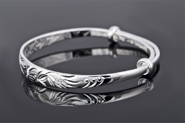 銀手鐲有劃痕正常嗎 銀手鐲有劃痕可以自己修復嗎 銀手鐲有劃痕正常嗎 銀手鐲有劃痕可以自己修復嗎