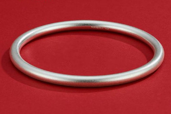 銀手鐲變形了怎么能變圓 銀手鐲變形了可以去店里恢復嗎 銀手鐲變形了怎么能變圓 銀手鐲變形了可以去店里恢復嗎