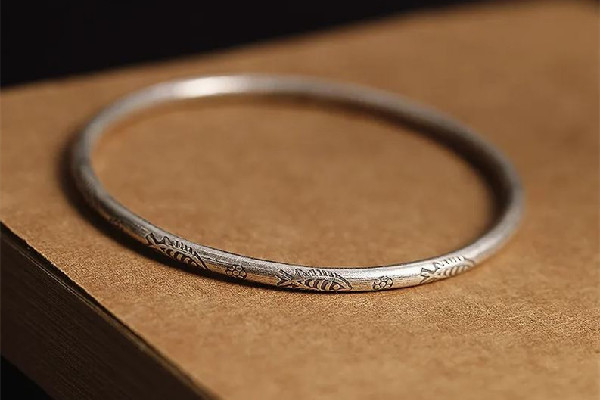 銀手鐲的鋼印是什么 銀手鐲是按克買還是一口價 銀手鐲的鋼印是什么 銀手鐲是按克買還是一口價