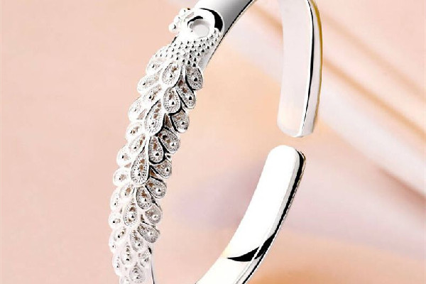 銀手鐲怎么保存不變黑 銀手鐲放久了發(fā)黑是什么原因 銀手鐲怎么保存不變黑 銀手鐲放久了發(fā)黑是什么原因