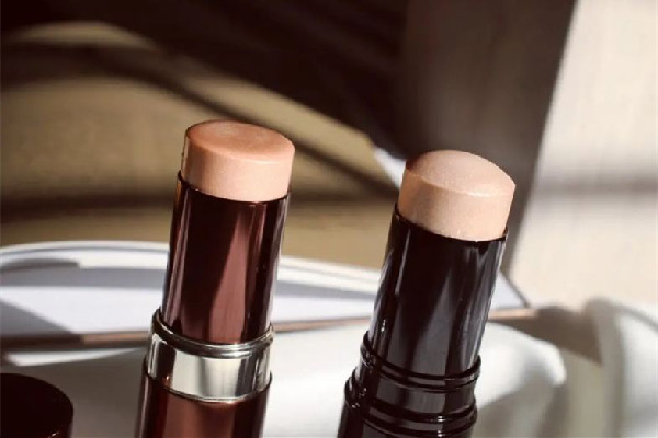 高光棒在散粉前還是散粉后 高光棒是液體好還是膏體好 高光棒在散粉前還是散粉后 高光棒是液體好還是膏體好