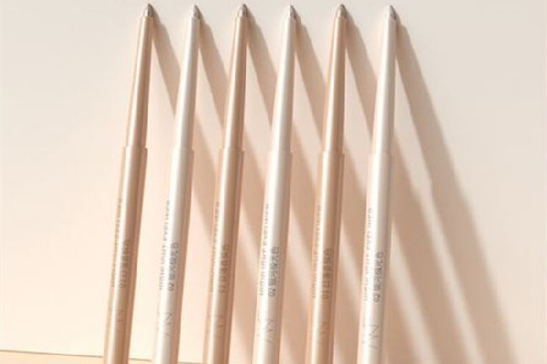 高光棒在散粉前還是散粉后 高光棒是液體好還是膏體好 高光棒在散粉前還是散粉后 高光棒是液體好還是膏體好