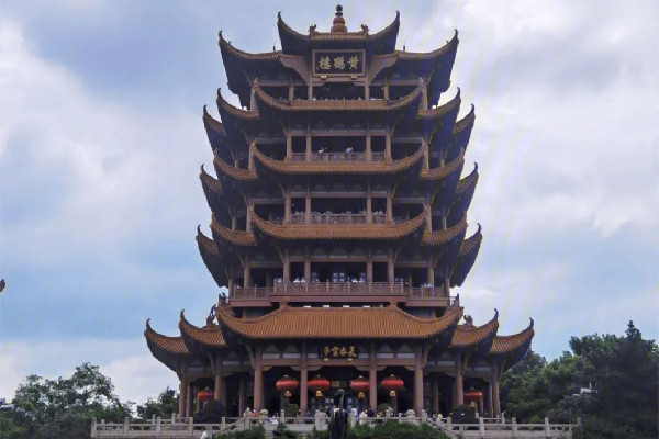 乘客出地鐵黃鶴樓站的統(tǒng)一姿勢(shì) 黃鶴樓有多少年的歷史 乘客出地鐵黃鶴樓站的統(tǒng)一姿勢(shì) 黃鶴樓有多少年的歷史