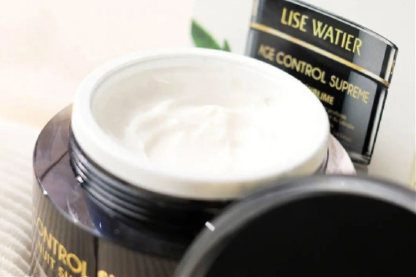 赫蓮娜黑繃帶面霜可以當(dāng)眼霜使用嗎 赫蓮娜黑繃帶面霜可以祛斑嗎 赫蓮娜黑繃帶面霜可以當(dāng)眼霜使用嗎 赫蓮娜黑繃帶面霜可以祛斑嗎